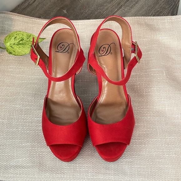 Red Faux Suede Platform Heels, size 7.5, 3.5” heel - Picture 3 of 8